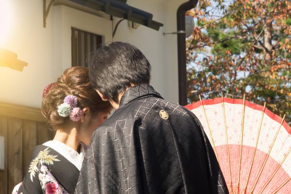 A bride and groom celebrate their wedding in a Japan street - Photo:bigstock.com