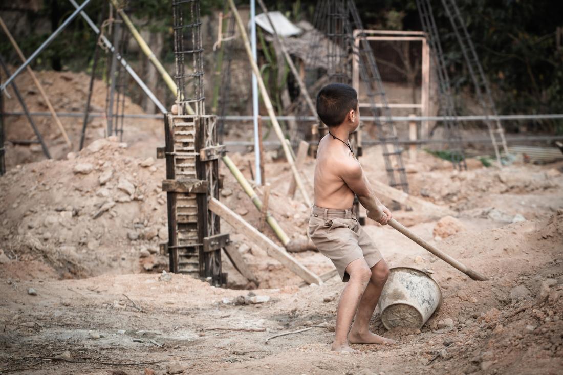 Children are forced to work in hazardous and dangerous conditions - Photo:bigstock.com