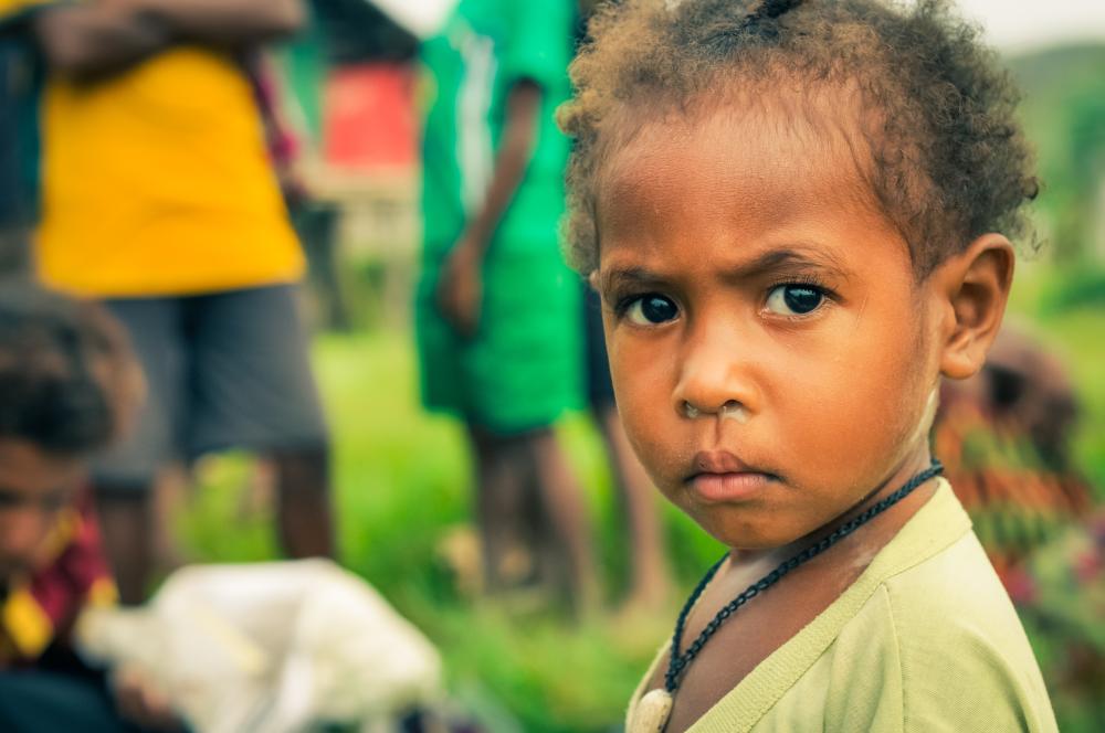 Small child living in the Sepik river area of Papua New Guinea - Photo:bigstock.com