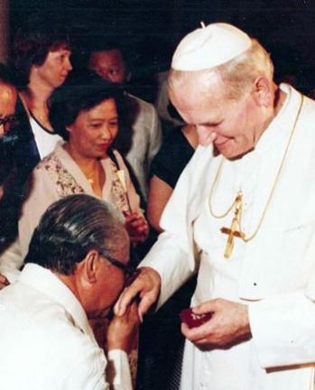 Dr Albano kisses the ring of His Holiness John Paul II when the Supreme Pontiff visited the Philippines in February 1981. This photo is licensed under the Creative Commons Attribution-Share Alike.
