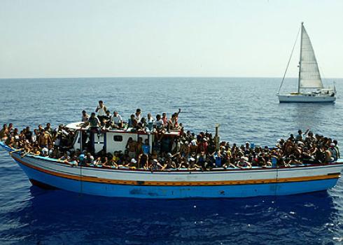 A leaking boat crowded with more than 300 asylum seekers before its interception by the Italian coastguard. (Source: independentaustralia.net; Creative Commons)