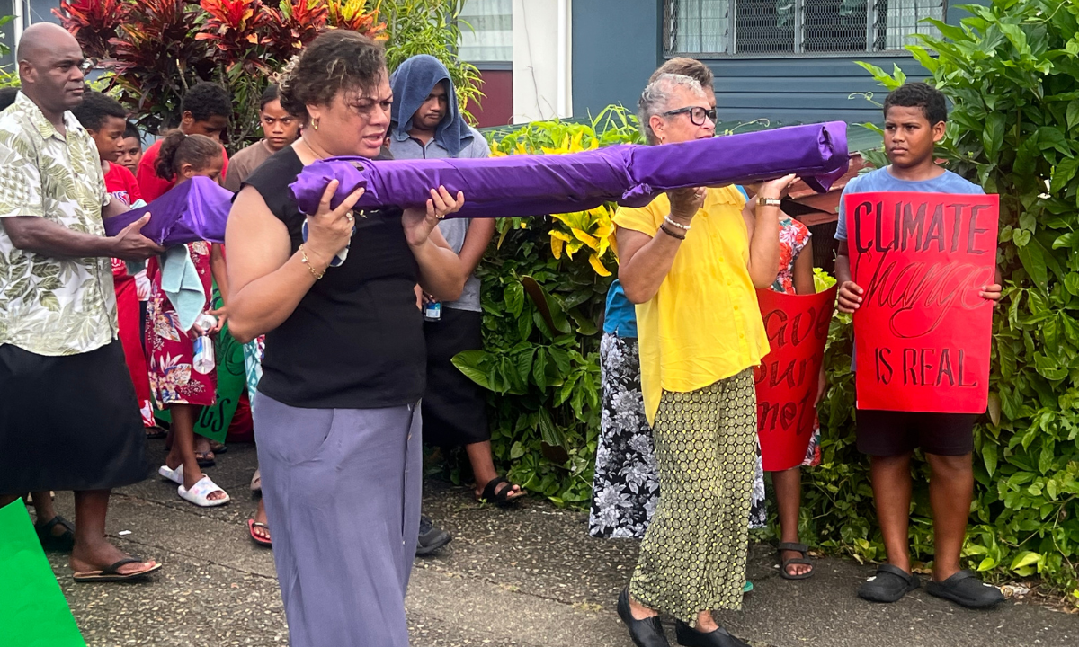 Two women from St. Joseph the Worker community carrying the cross - Photo: Fr Felisiano Fatu SSC