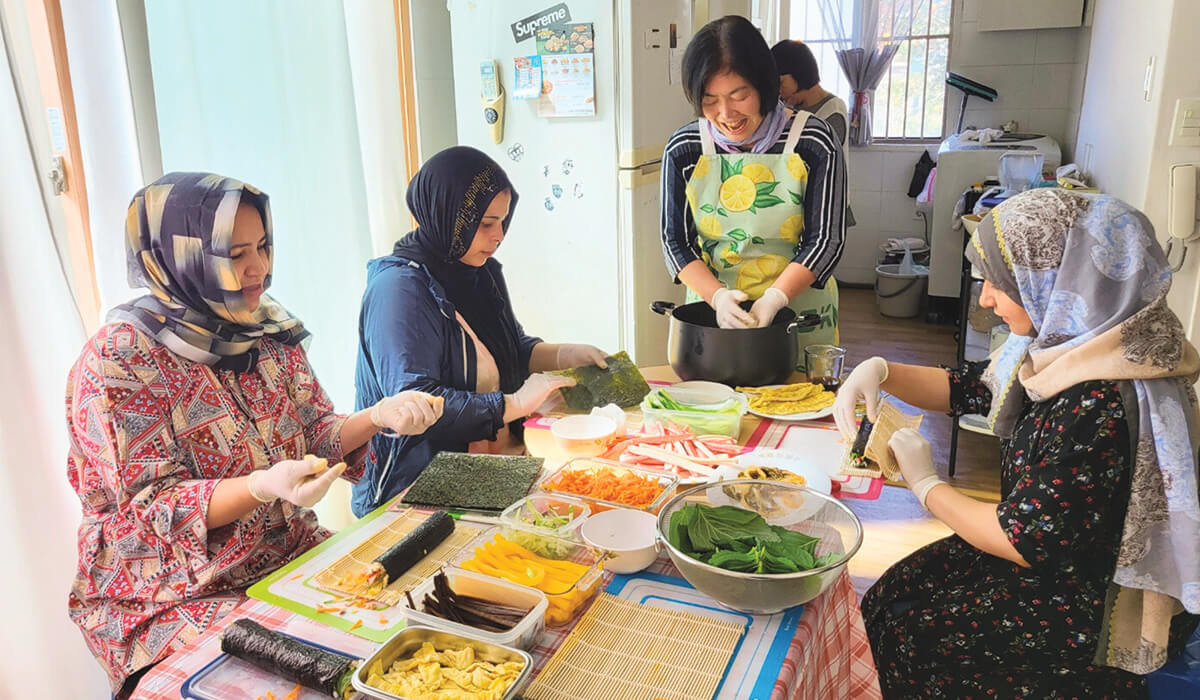 Columban lay missionary Lee Kyung-Ja Christina making Kimbap with migrant mothers. - Photo: Lee Kyung-Ja Christina